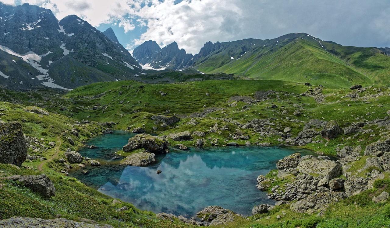 6 days / 5 Nights -Hiking and Jeep tour in Caucasus mountains